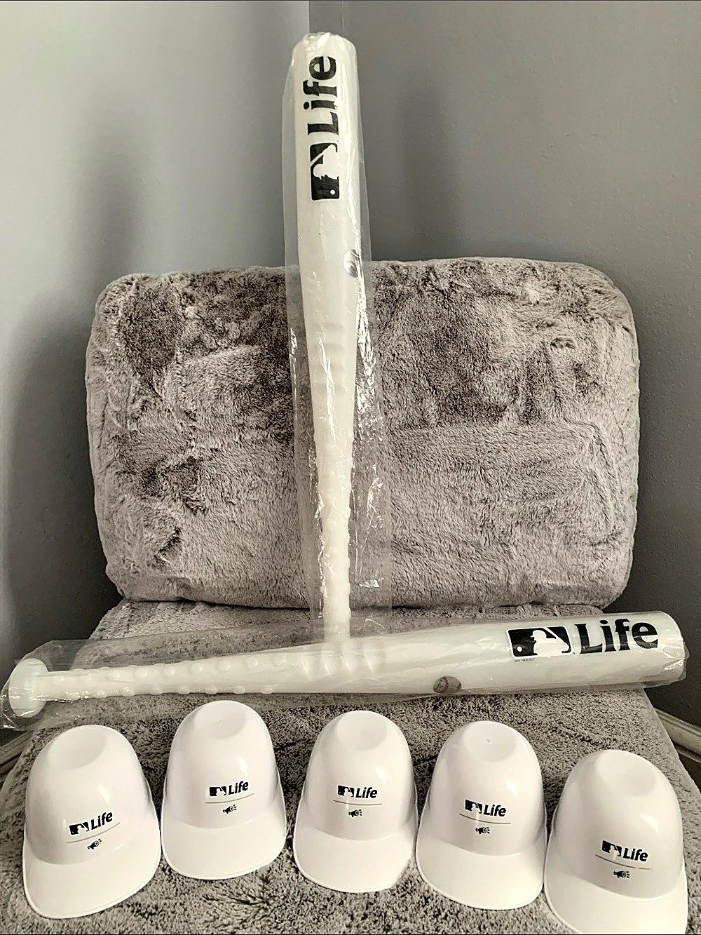 🆕-MLB BUNDLE ⚾️ INCLUDES 2 BASEBALL BAT BEER HOLDERS & 5 MLB ICE CREAM CUPS
